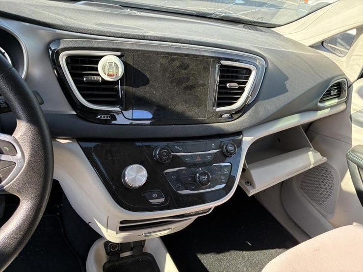 2020-chrysler-pacifica-image-12