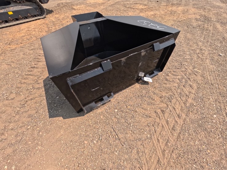 #5257-•-3/4-yard-skid-steer-concrete-bucket-image-4