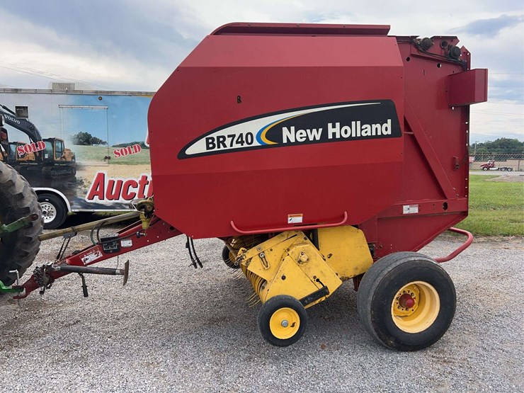 2005-new-holland-br740-image-5
