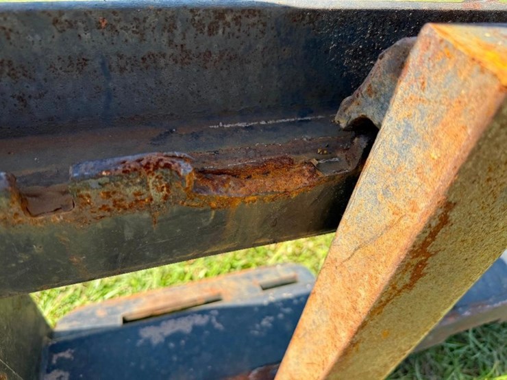 4'-skid-steer-forks-w/mast-**damaged-on-left-image-2