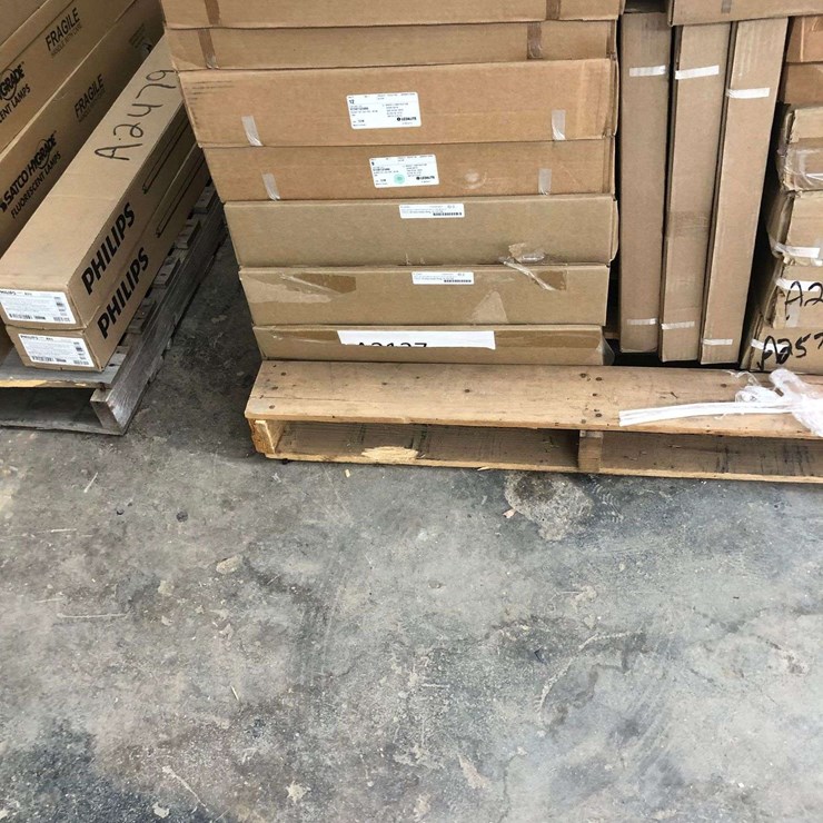 LARGE PALLET OF MISC LED LIGHT FIXTURES