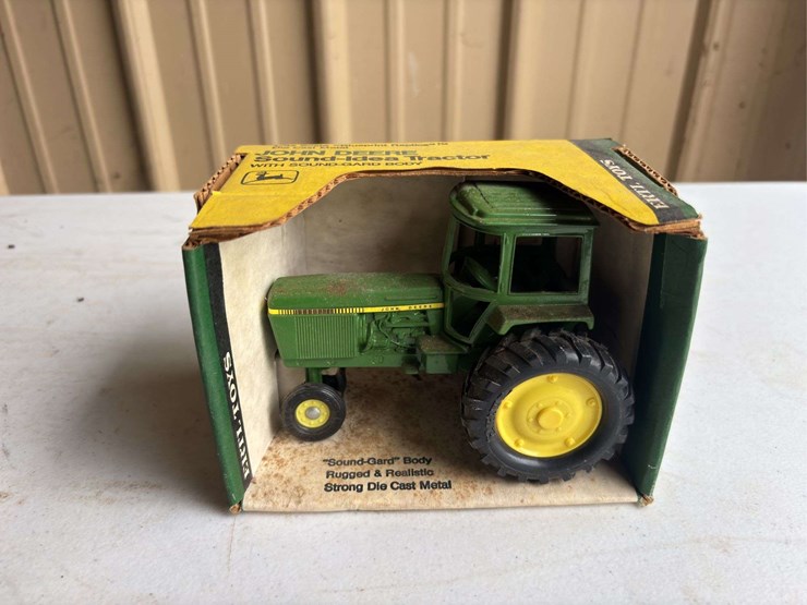 (2)-1/16-john-deere-12a-combine-and-1/32-40-series-tractor-nib-ertl-image-11