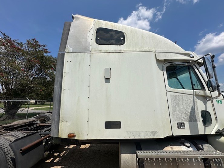 #217-•-2004-freightliner-columbia-image-32