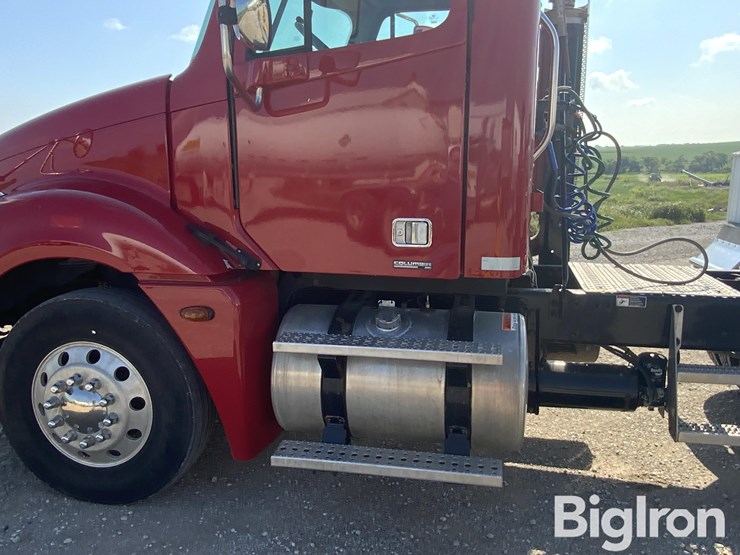 2006-freightliner-columbia-120-image-17