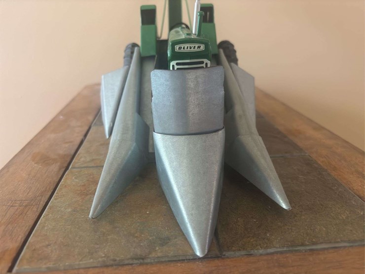 1/16-oliver-770-w/mounted-corn-picker-custom-image-9