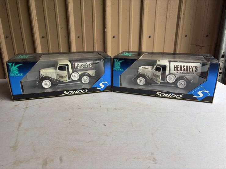 (2)-hershey-chocolate-1930's-ford-trucks-image-1