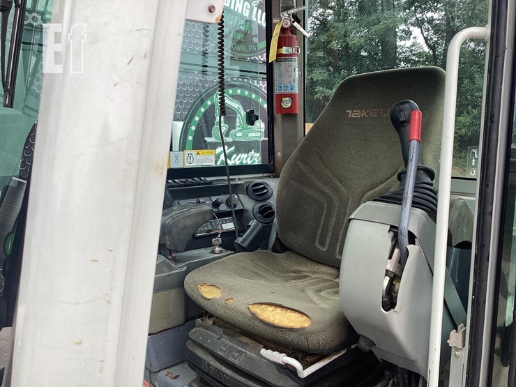 2018-takeuchi-tb240-image-15