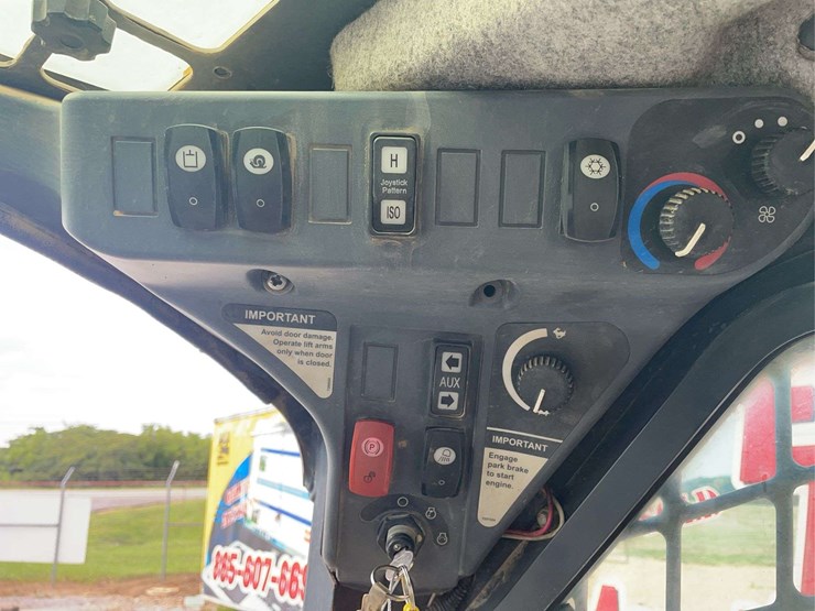 2012-john-deere-329d-image-22