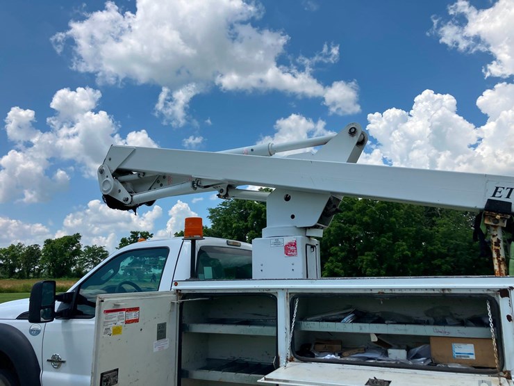 2013-f-550-bucket-truck-image-9