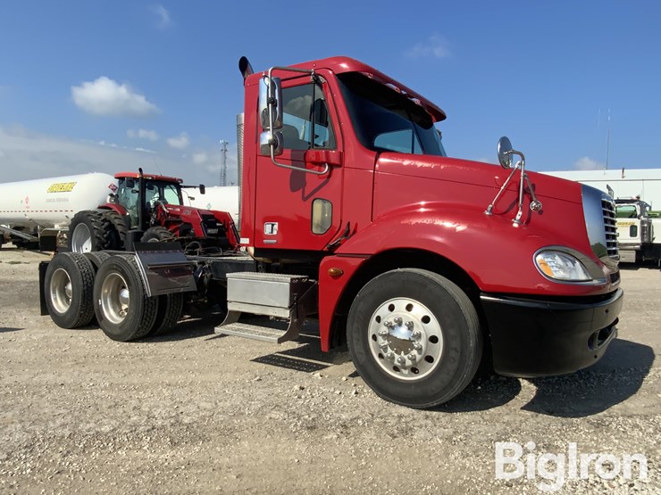 2006-freightliner-columbia-120-image-2