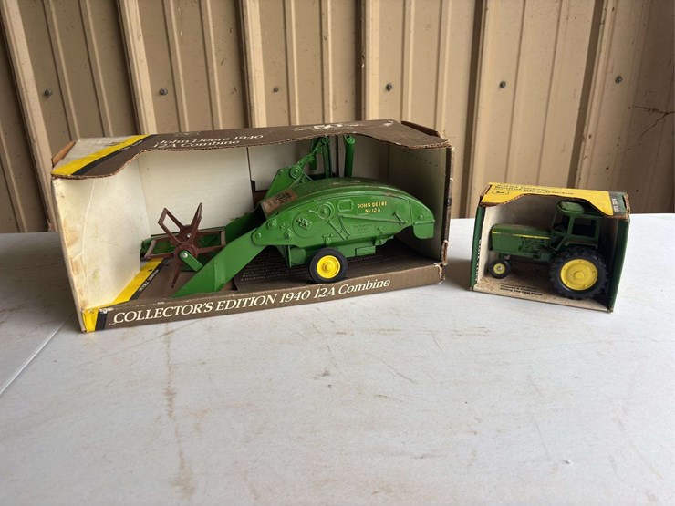 (2)-1/16-john-deere-12a-combine-and-1/32-40-series-tractor-nib-ertl-image-1