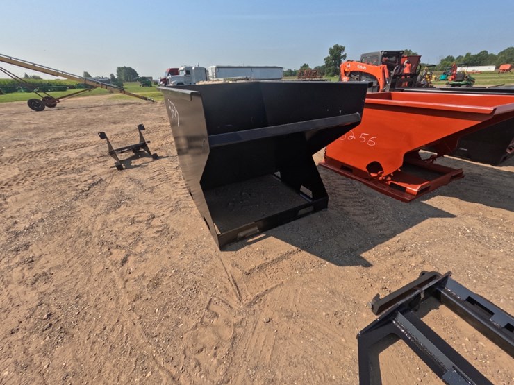 #5277-•-2-yard-skid-steer-trash-hopper-image-3