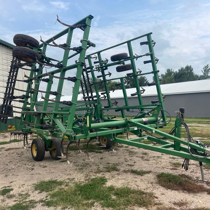 JOHN DEERE 2210