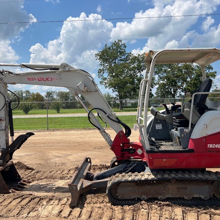 2017 TAKEUCHI TB240