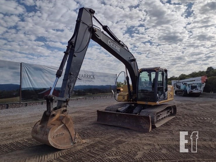 2010-deere-120d-image-48