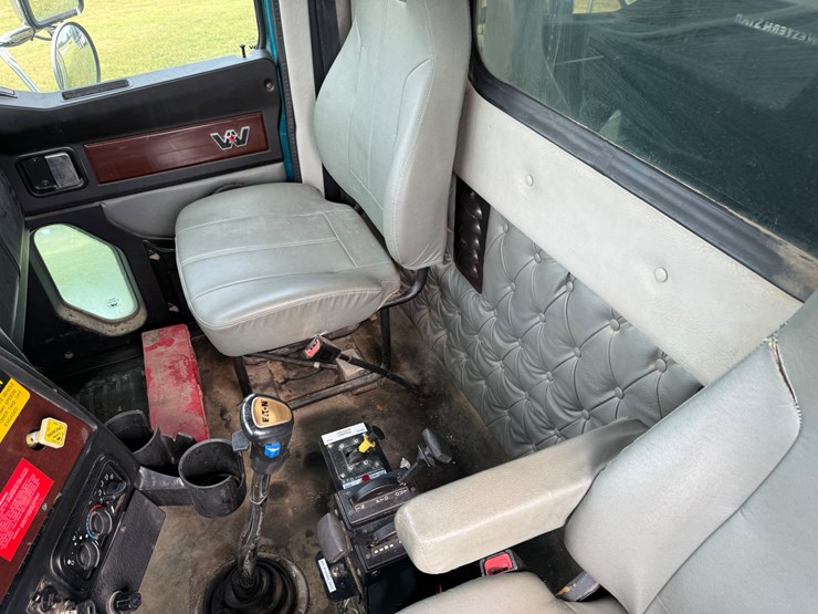 western-star-4900-image-38