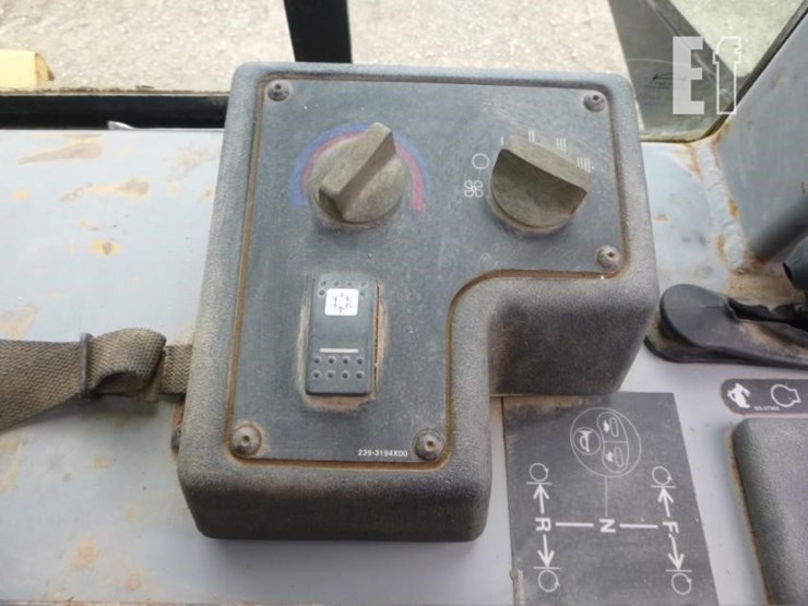 2005-caterpillar-d4g-xl-image-13