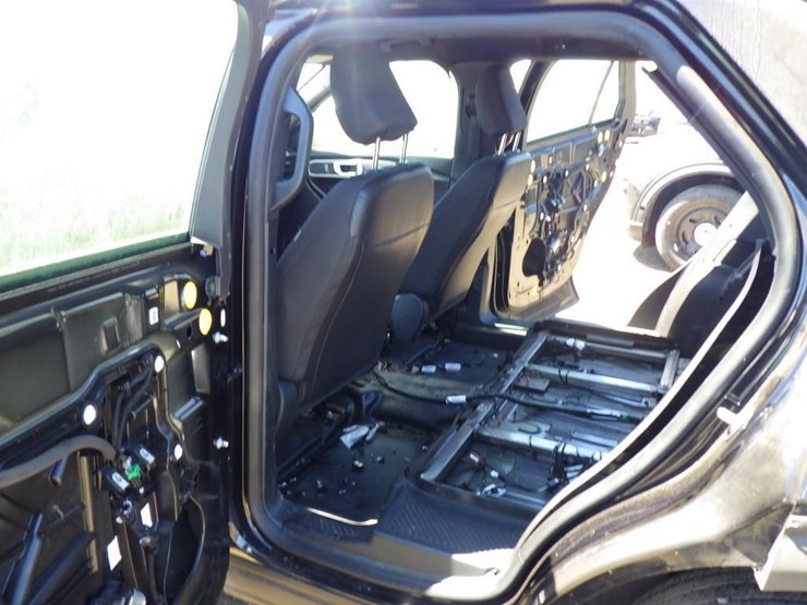 2022-ford-explorer-image-8