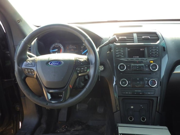 2017-ford-explorer-image-9