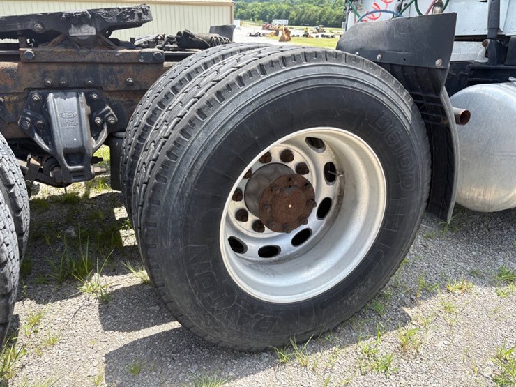2010-peterbilt-386-image-10