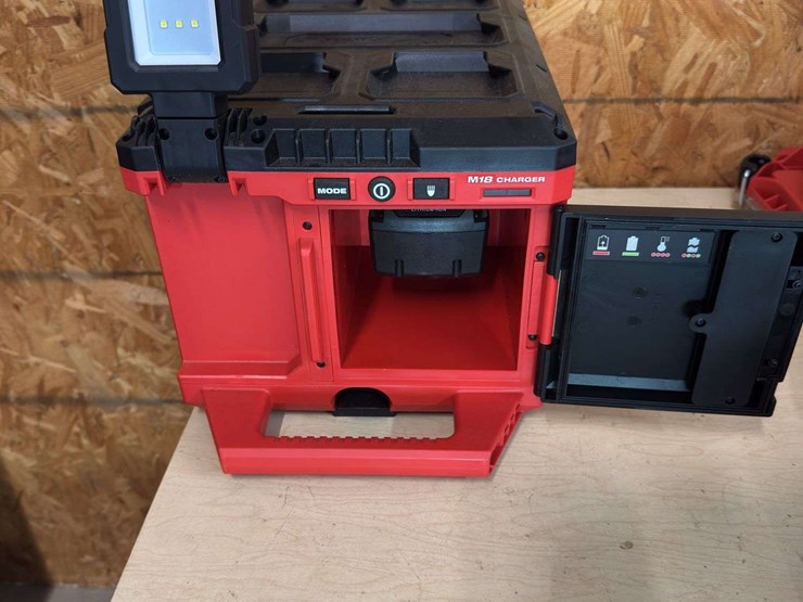 milwaukee-light-&-storage-box-light-image-2