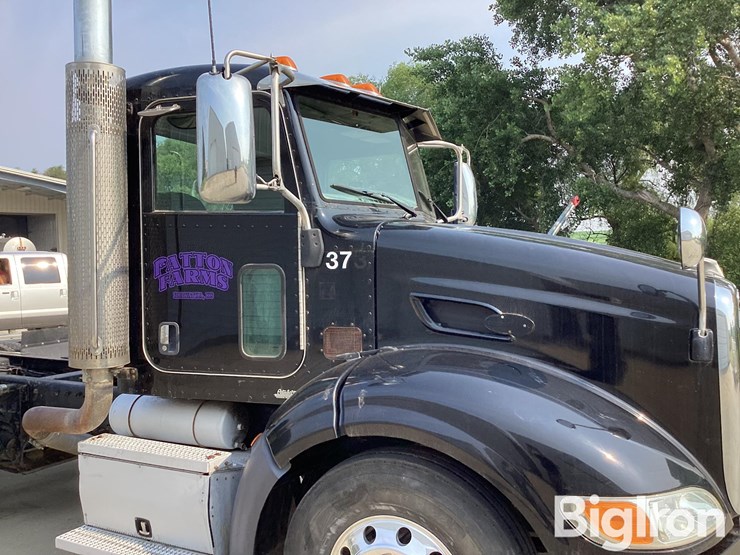 2010-peterbilt-384-image-16