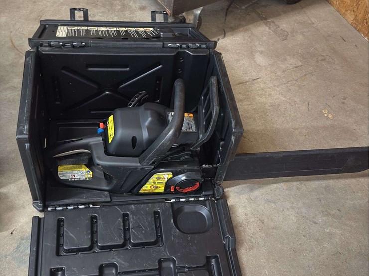 craftsman-18"-chainsaw-with-case-image-4