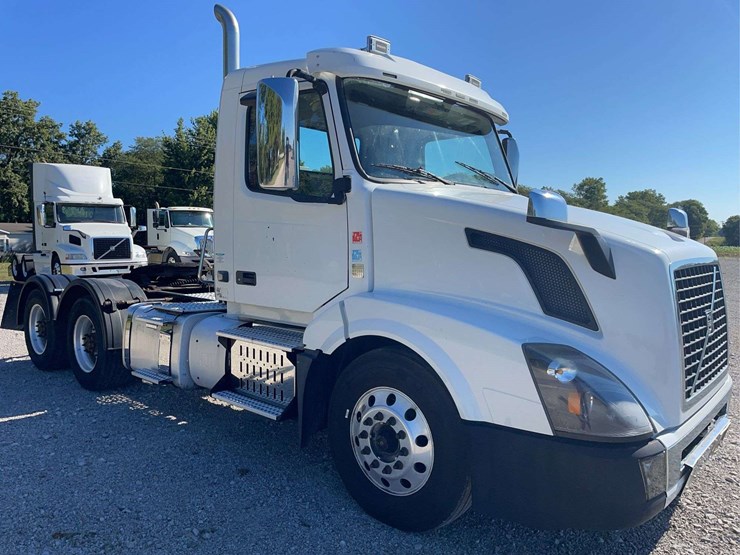 2016-volvo-day-cab-semi-image-51