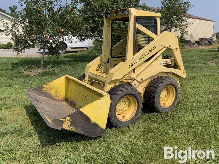 new-holland-l325-image-1
