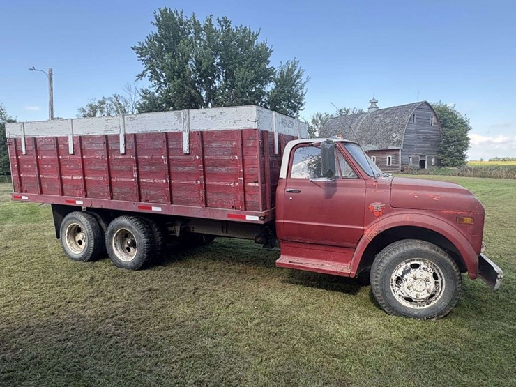 1967-chevy-c50-grain-truck,-tandem-axle-with-hyd-lift-tag-axle,-350-v8,-4+2,-8.25-20-tires,-17.5’-wo-image-3