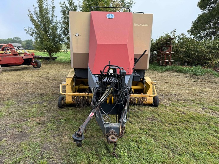 new-holland-590-image-2