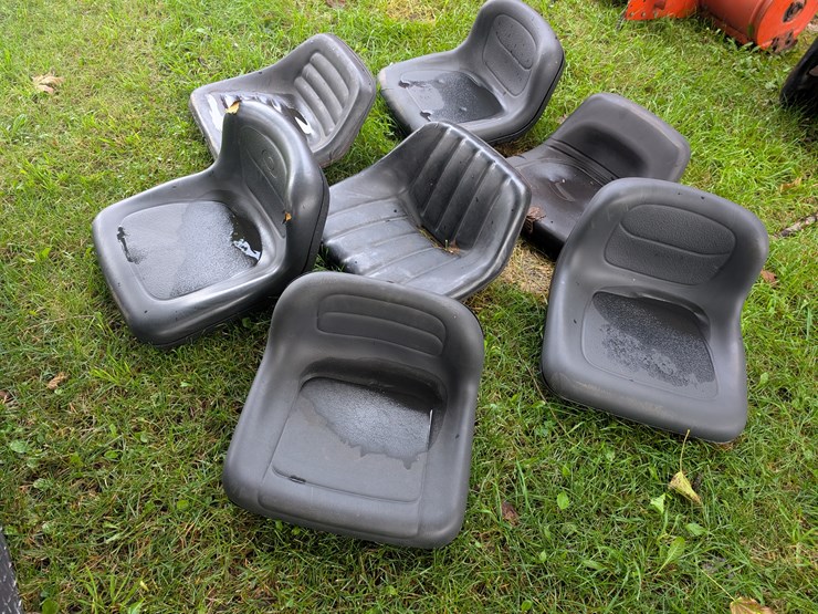 #3017-•-simplicity-lawnmower-tractor-seats-image-3