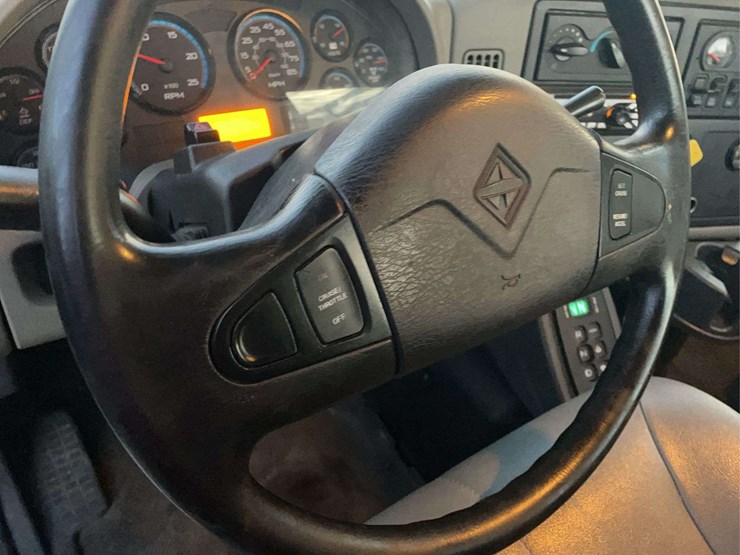 2015-navistar-8600-day-cab-semi-image-11