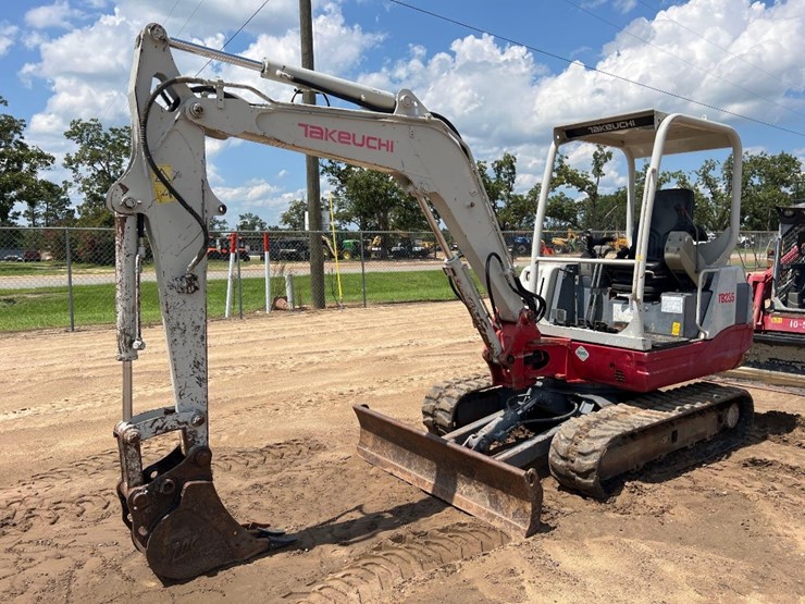 2010-takeuchi-tb235-image-8