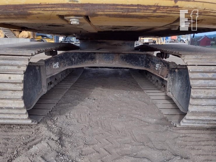 2010-deere-120d-image-46