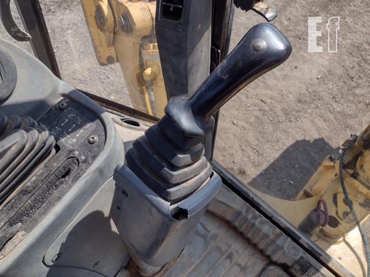 2004-caterpillar-420d-image-12
