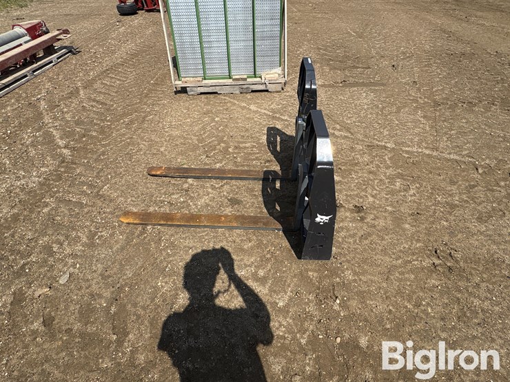 bobcat-48”-hd-walk-thru-skid-steer-pallet-forks-image-8