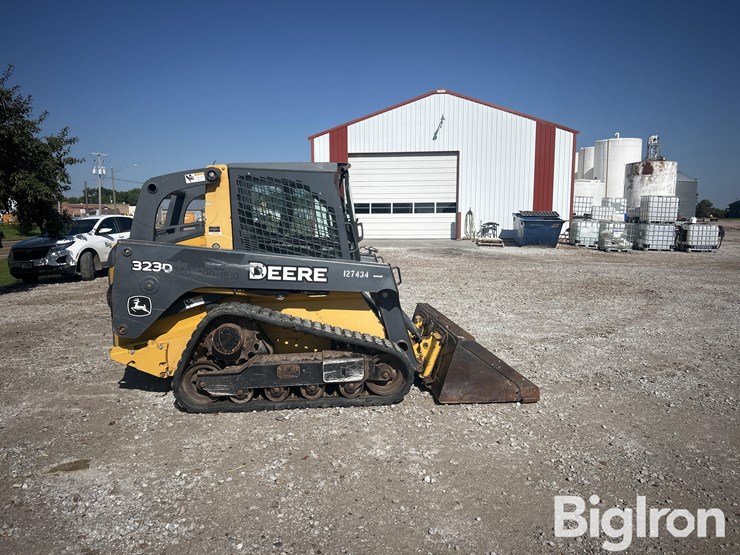 2013-deere-323d-image-4