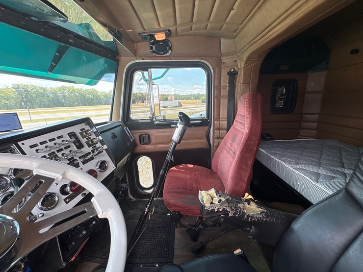 1998-peterbilt-378-image-16