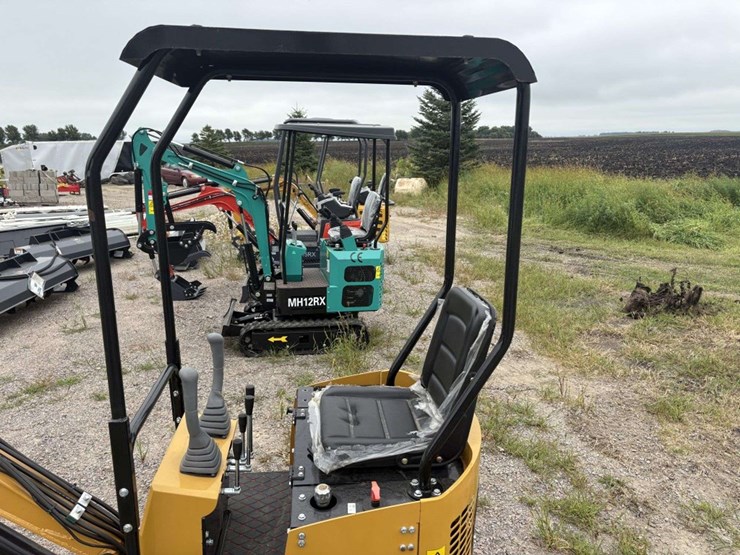 cfg-industrial-h12r-mini-excavator,-13.5-hp,-5.5’-digging-depth,-manual-thumb,-36”-hyd-blade,-16”-bu-image-8