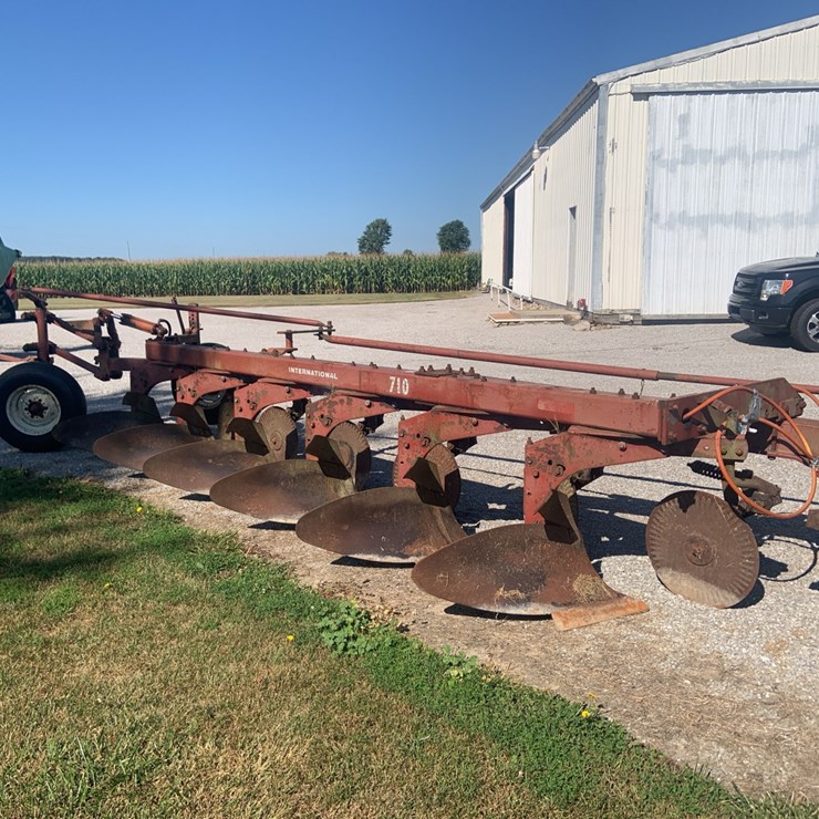 IH 710 plow 6 bottom