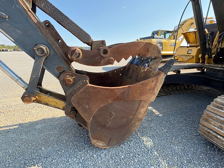 deere-200d-lc-image-9