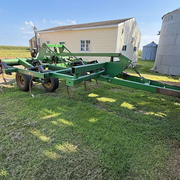JOHN DEERE 680