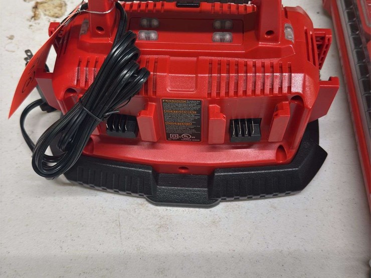 milwaukee-low-profile-box-&-charger-stand-image-3