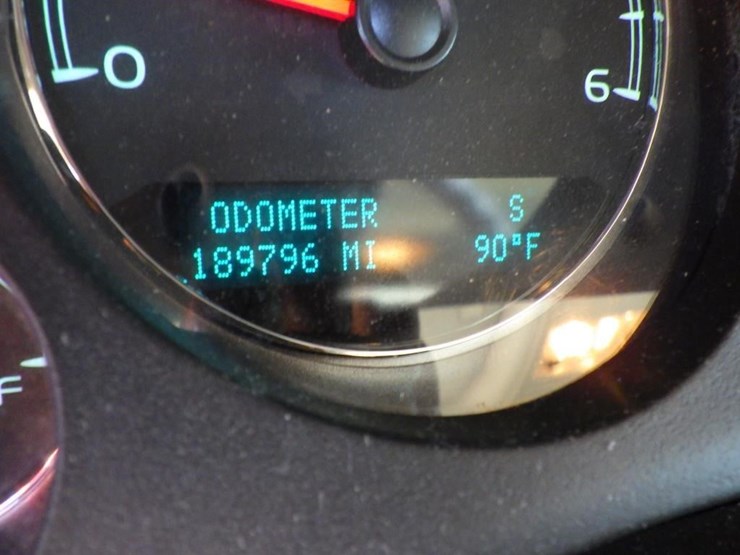 2010-chevrolet-suburban-image-14