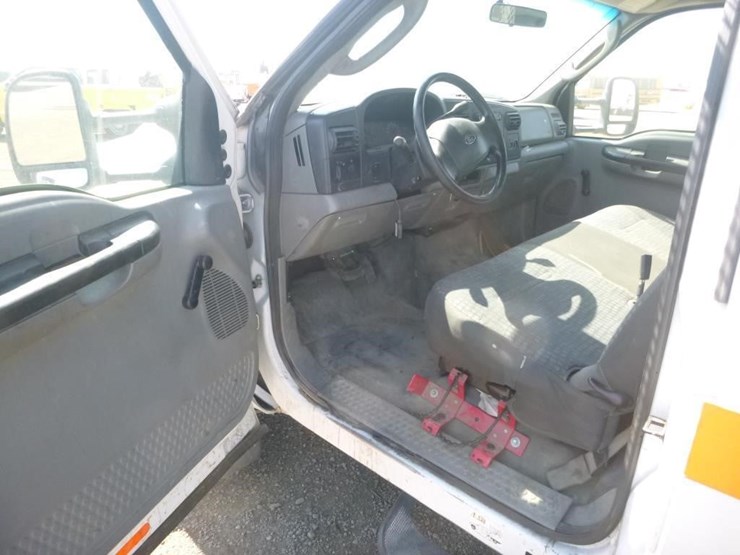 2005-ford-f450-image-18