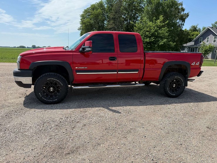 2004-chevrolet-2500hd-image-2