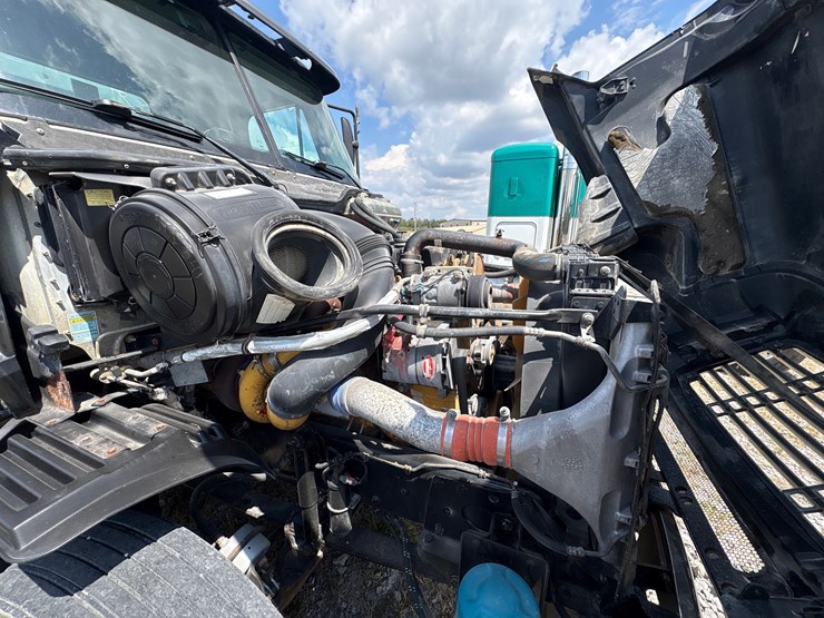 2006-caterpillar-10-image-19
