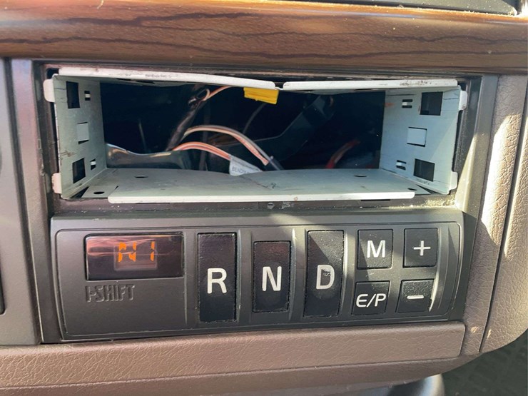2017-volvo-day-cab-semi-image-19