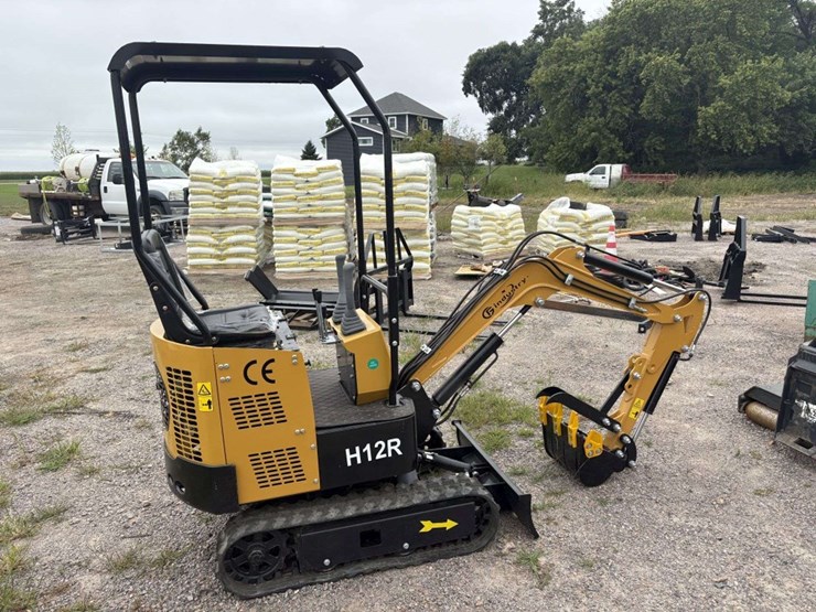 cfg-industrial-h12r-mini-excavator,-13.5-hp,-5.5’-digging-depth,-manual-thumb,-36”-hyd-blade,-16”-bu-image-2